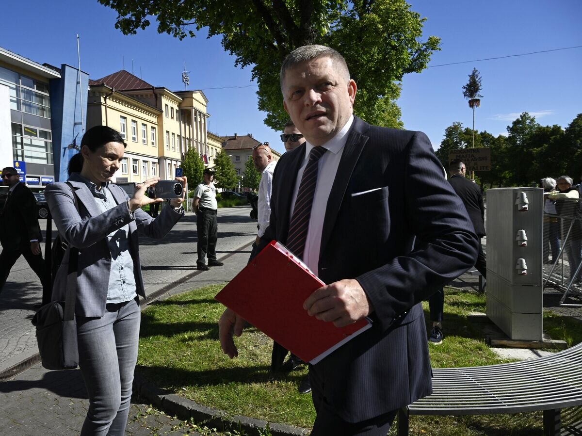    Премьер-министр Словакии Роберт Фицо перед заседанием кабинета министров в городе Гандлова© AP Photo / TASR/Radovan Stoklasa