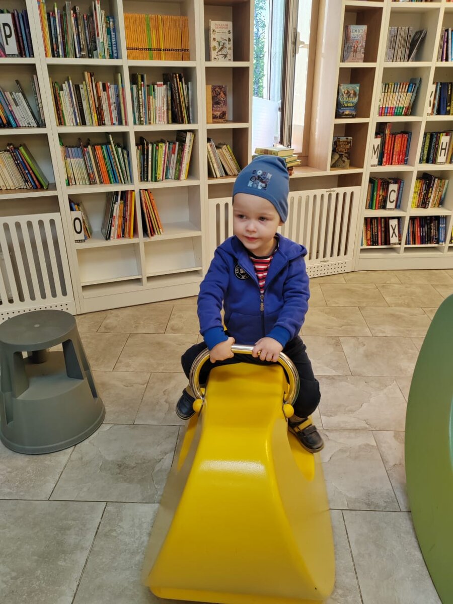 Паша в библиотеке 