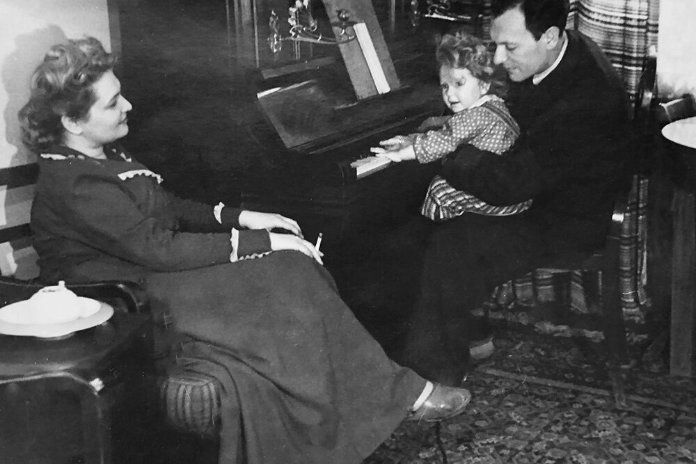    Марк Фрадкин с любимой дочкой Женей и супругой Раей. / Из семейного архива Антона Фрадкина