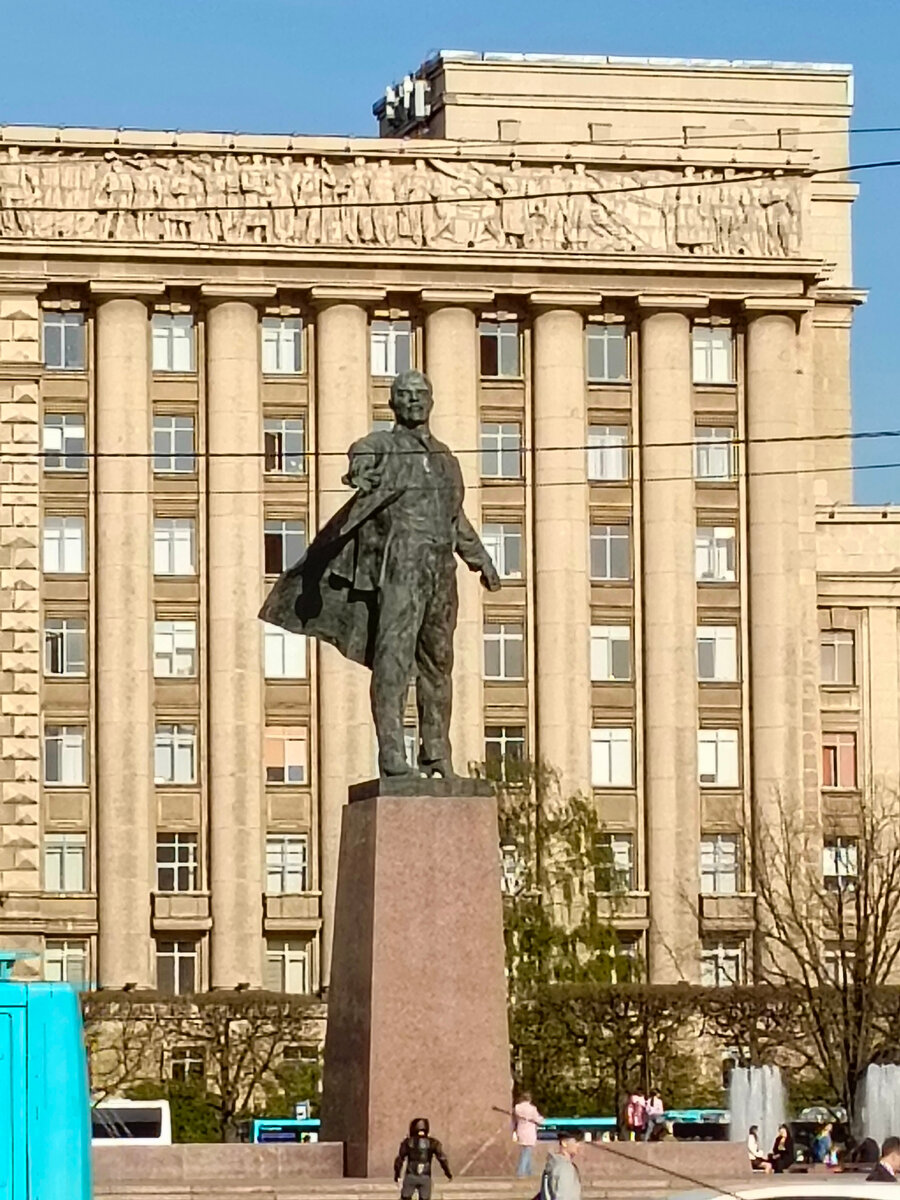 Это же здание с другой точки. Московский проспект, д. 212. Отсюда отправляются автобусы в аэропорт  "Пулково".