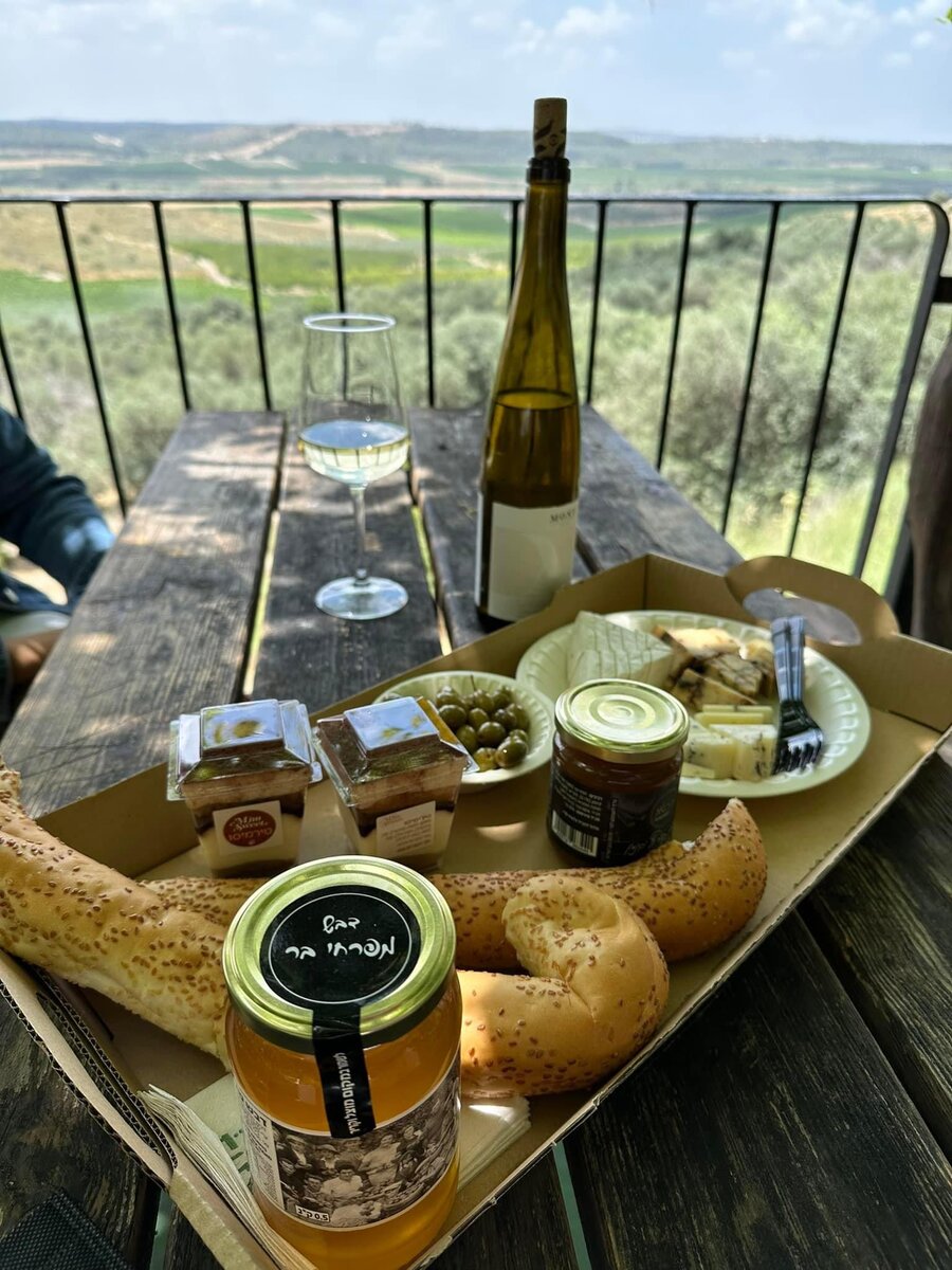 Израильская пища довольно простая и несложно сочиненная в силу традиций, но очень свежая, вкусная и питательная. Вино, хлеб, сыры, оливки, мёд, овощи, много рыбы... Именно такой она была и в древности. 