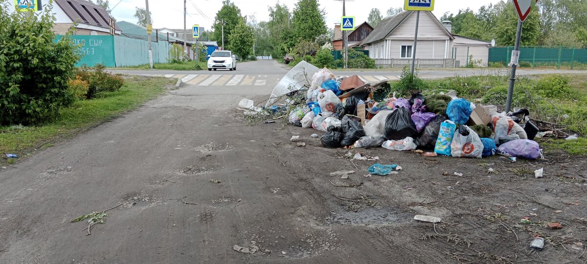 Перекрёсток улиц Красный маяк и Льва Толстого в Володарском районе г. Брянска, 15.05.2024.