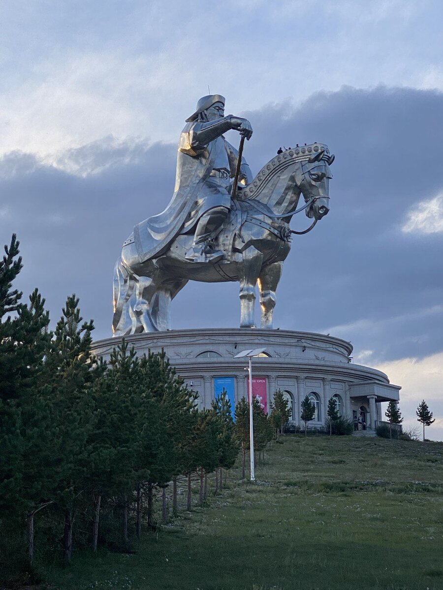 Статуя Чингисхана. Добраться до нее можно за пару часов на автомобиле из Улан-Батора.