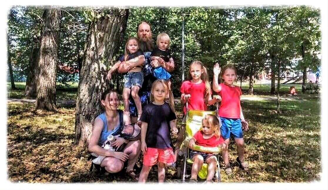 На момент знакомства с семьей Тепляковых, семеро детей