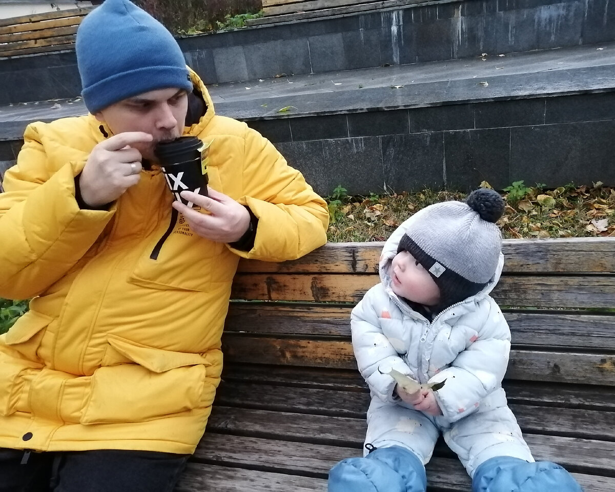 Пить кофи на скамеечке тоже можно.