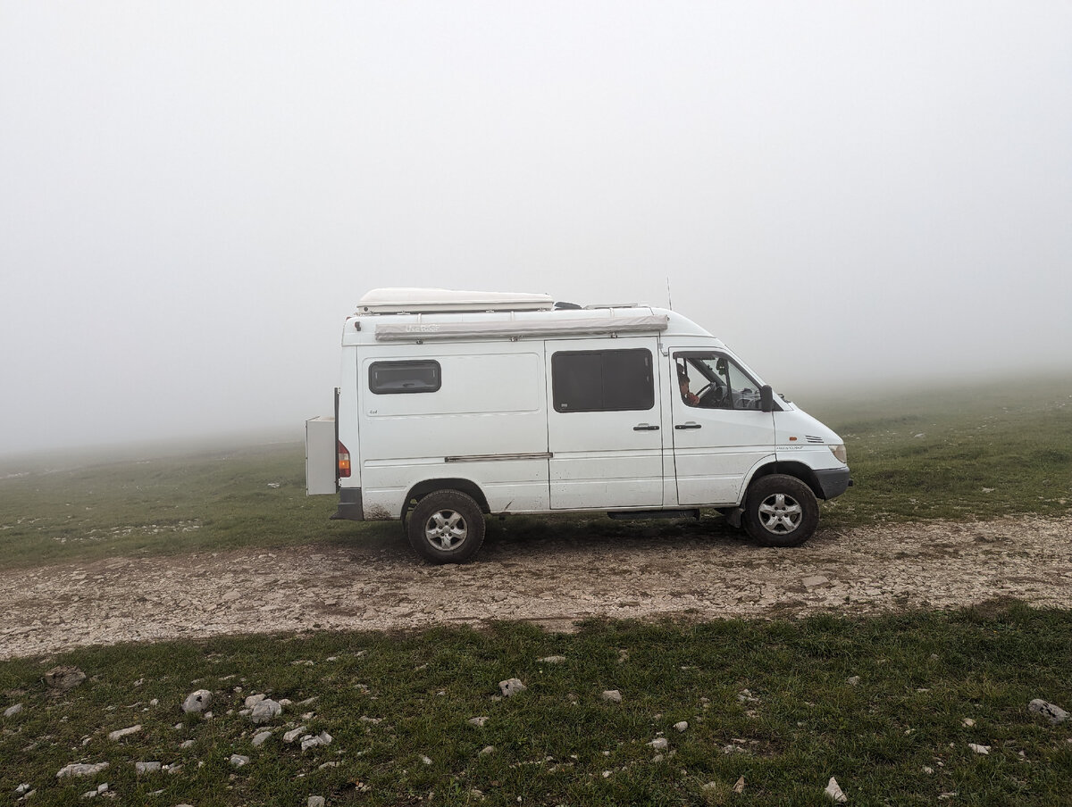 мы ехали прям в очень сильной облачности. потерялись с нашим вторым экипажем, стояли на аврийке, сигналили, ничего не помогало. Володя пошел поискать и отнести рацию, котрую дети положили в машину, так и муж чуть не потерялся. А туман, как в кино , нессся с такой скоростью, что было конечно иногда жутковато, учитывая, что совершенно неизвсестное место.