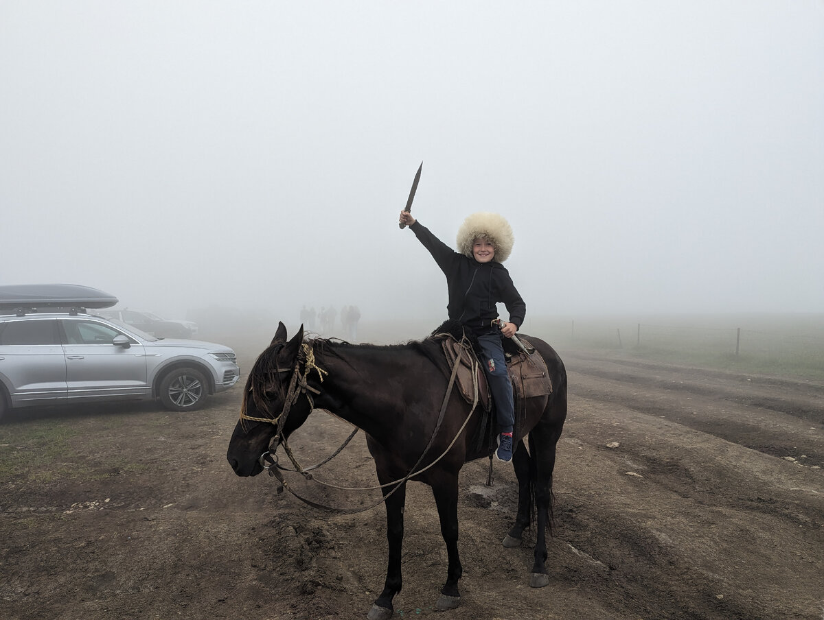 На вершине нас ждали горцы, предлагающие фото в папахе с шашками.На лошадях покатались по утру.