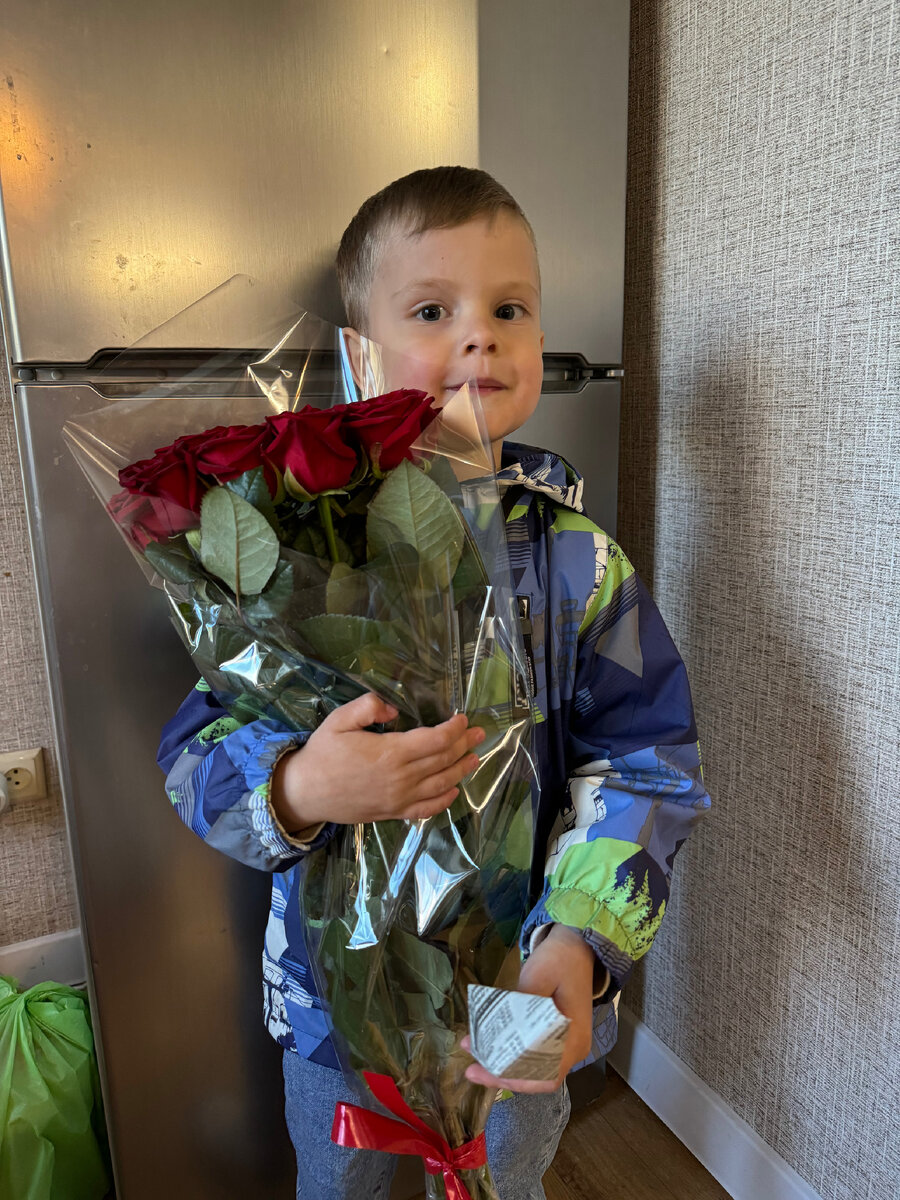 Мишке цветы тоже очень нравятся)) вместе каждый день любуемся 😌