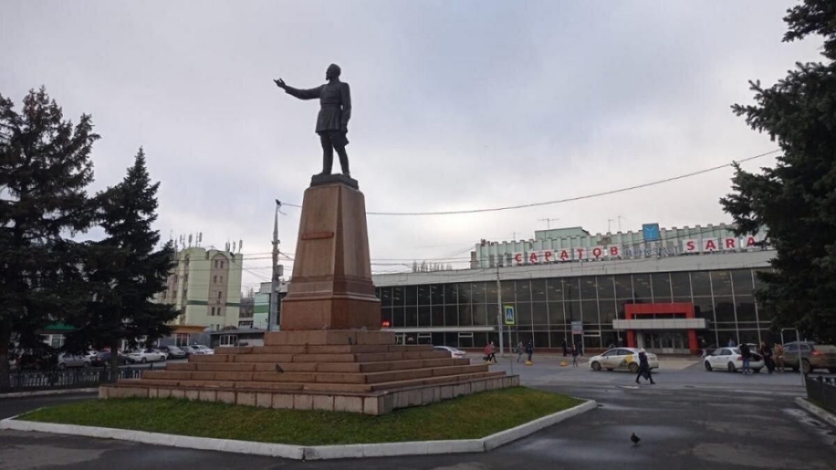    В Саратове пешеходный переход у «Локомотива» закрыли заборомНовости Саратова и области – Сетевое издание «Репортер64»