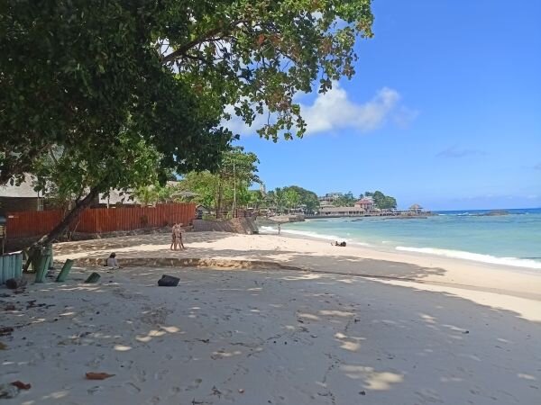 Пляж Beau Vallon, вид в другую сторону