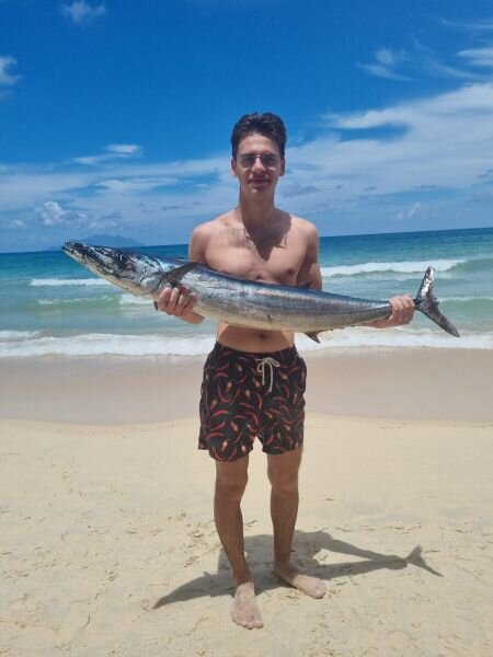 Рыбаки на Beau Vallon дают фоткаться со свежепойманной рыбой