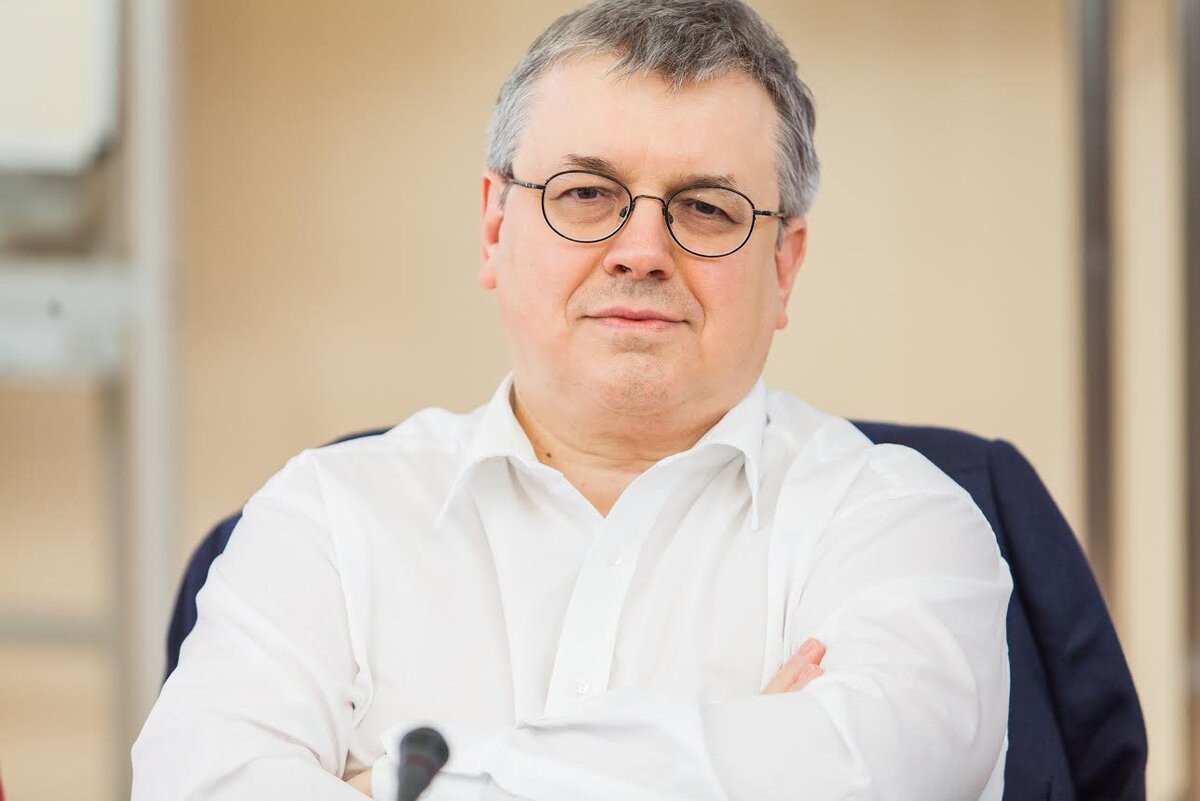 Ярослав Кузьминов, отец-основатель Высшей школы экономики и её бессменный ректор с 1992 года, ушёл с поста в июле 2021-го. Егор Гайдар, исполнявший тогда обязанности премьер-министра, назначил Ярослава Кузьминова ректором этого нового учебного заведения. Финансовую поддержку при создании Высшей школы экономики оказал Джордж Сорос.