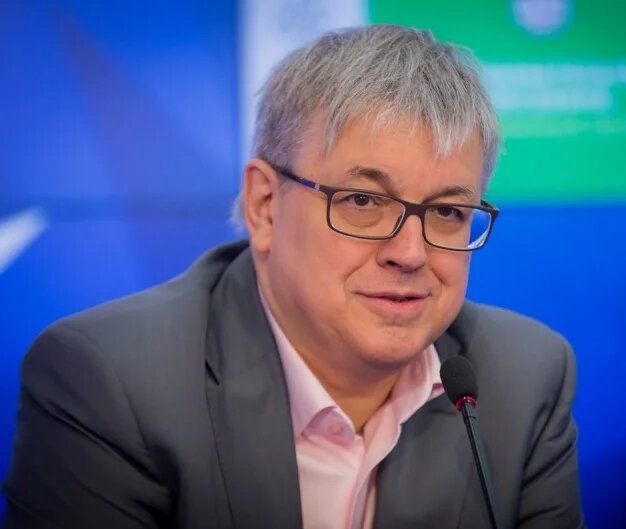 Два года Ярослав Кузьминов руководил фондом "Культурная инициатива" Джорджа Сороса, где печатались "правильные" учебники и выстраивалась новая образовательная парадигма. Главным своим достижением на ниве образования он считает введение ЕГЭ.



