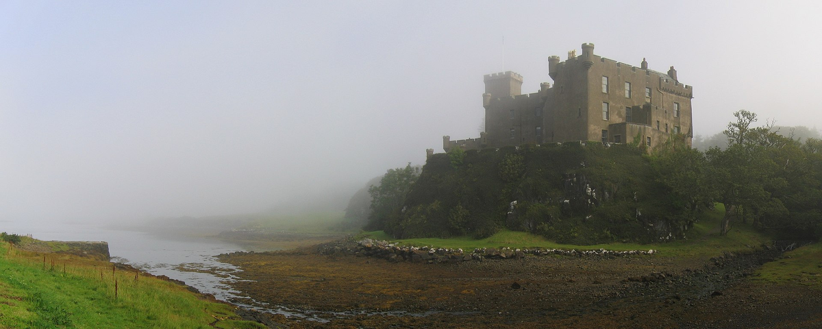 Замок Данвеган клана Маклаудов на острове Скай в тумане, август 2007 года.