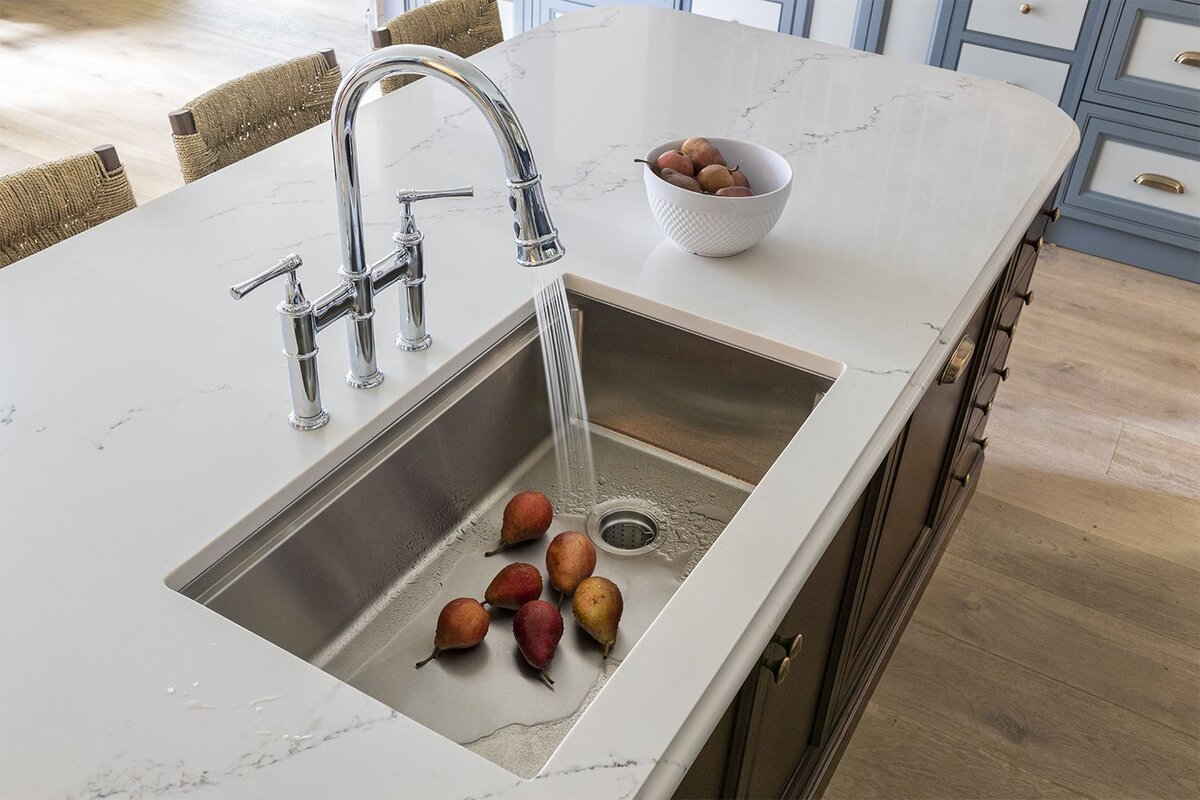 Стальная мойка с кварцевой столешницей на кухне