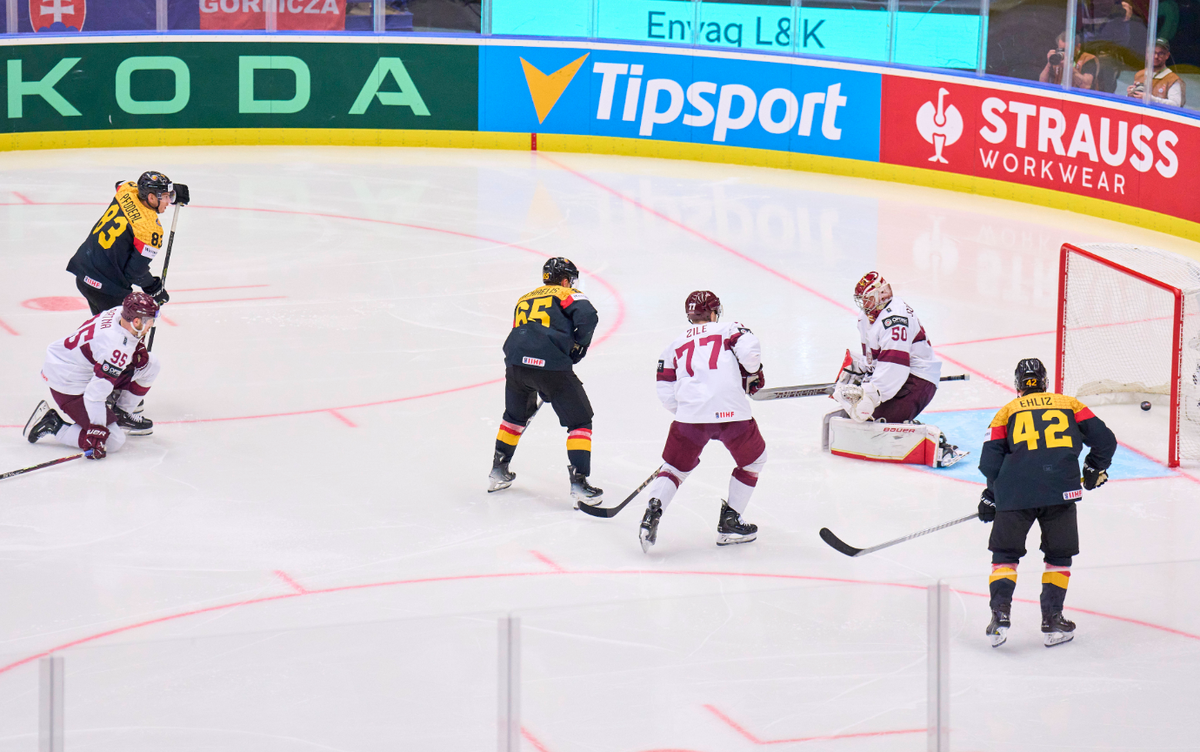 Германия отгрузила Латвии целую авоську шайб. Фото: globallookpress