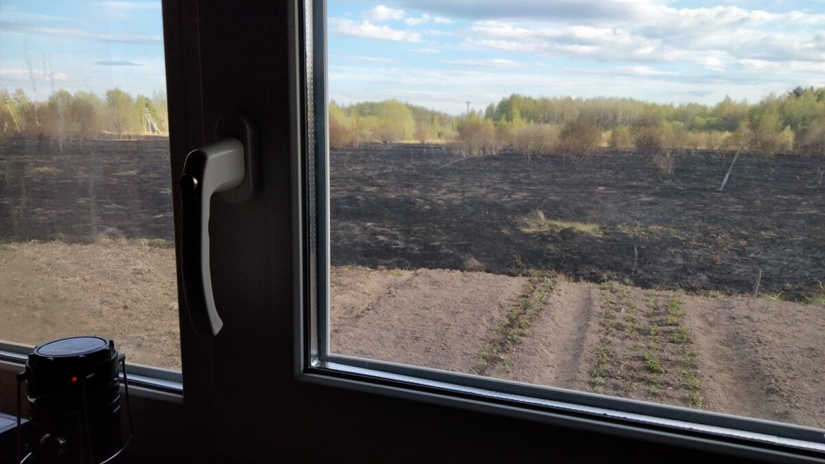 Вид из окна удручает, но это временное явление. Перекопанная земля защитила строения.