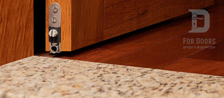 Какой автоматический порог выбрать для деревянной двери?