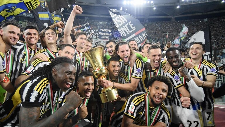    Футболисты «Ювентуса» празднуют победу в Кубке Италии. AFP