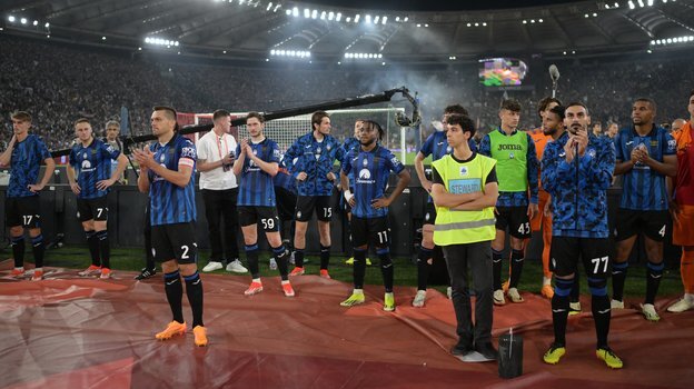   Игроки «Аталанты» благодарят фанатов за поддержку в матче с «Ювентусом». Reuters