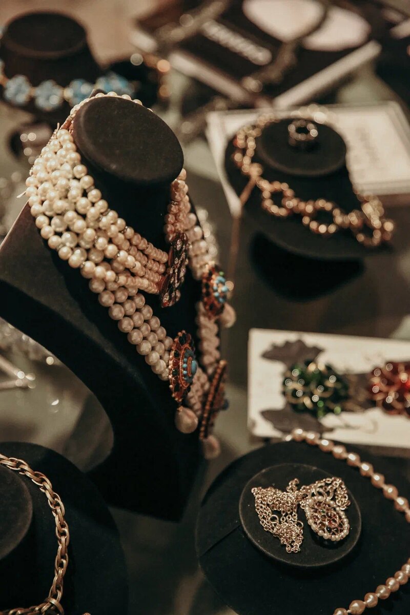 Разработка и выпуск эксклюзивных фирменных духов для ювелирных домов 