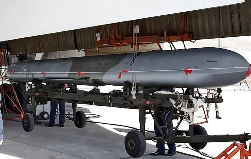 «Вторая боеголовка спроектирована для увеличенного осколочного поражения цели», что сделает ее более эффективной для ударов по неукрепленным объектам.Если выводы британской разведки верны, то масса боевой части увеличилась до 800 кг, чего достаточно для разрушения укреплённых объектов, в том числе, промышленных.