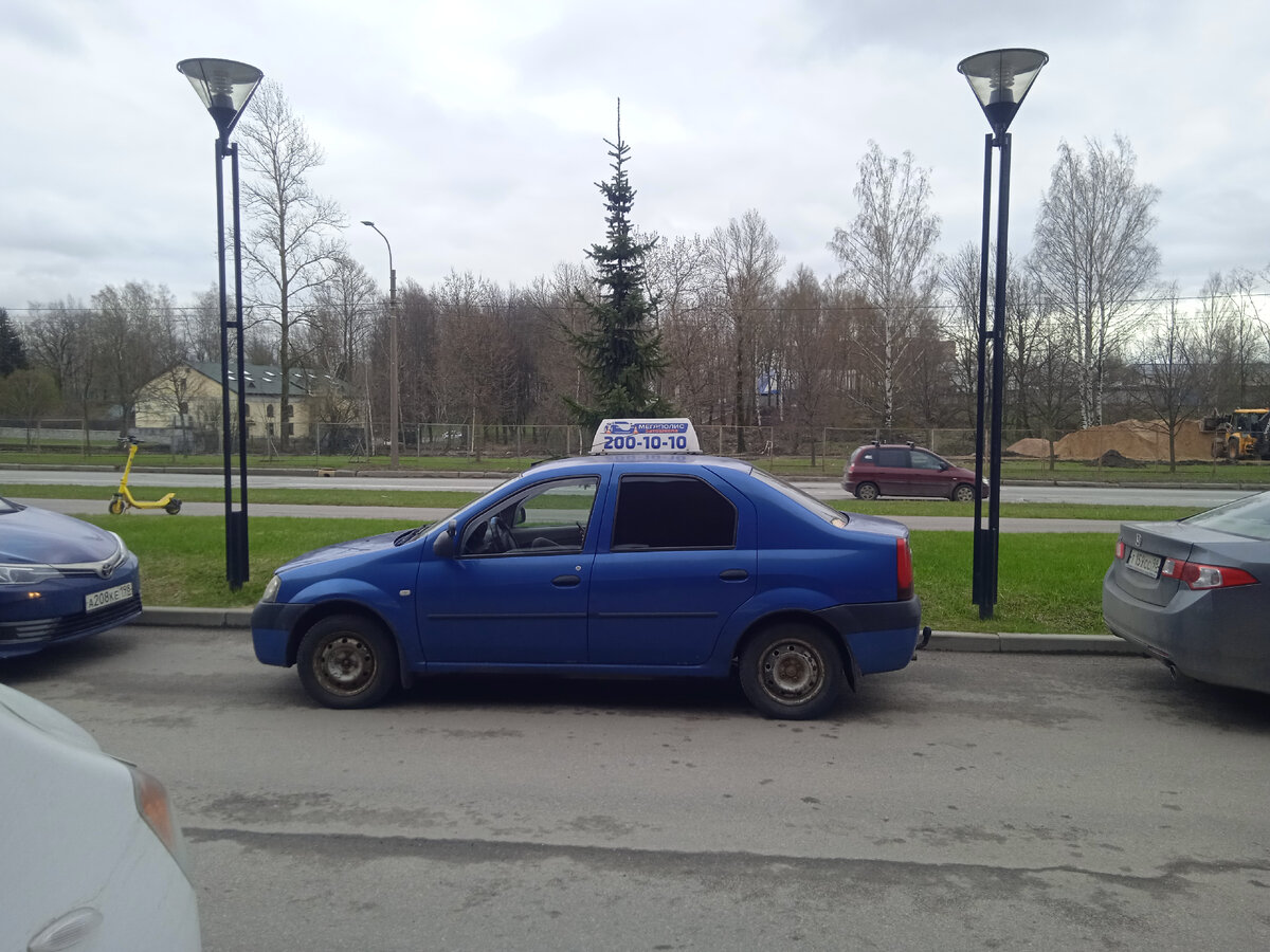 Фото автора. Вот так мне удалось запарковать учебный автомобиль на занятии 26 апреля. Инструктор молчал, в управление не вмешивался. Дня через три он же на площадке мне не доверил самой попробовать параллельную парковку и "заезд в гараж" между конусами. Надо рассказывать, что мой инструктор по вождению - натуральный блондин?! 