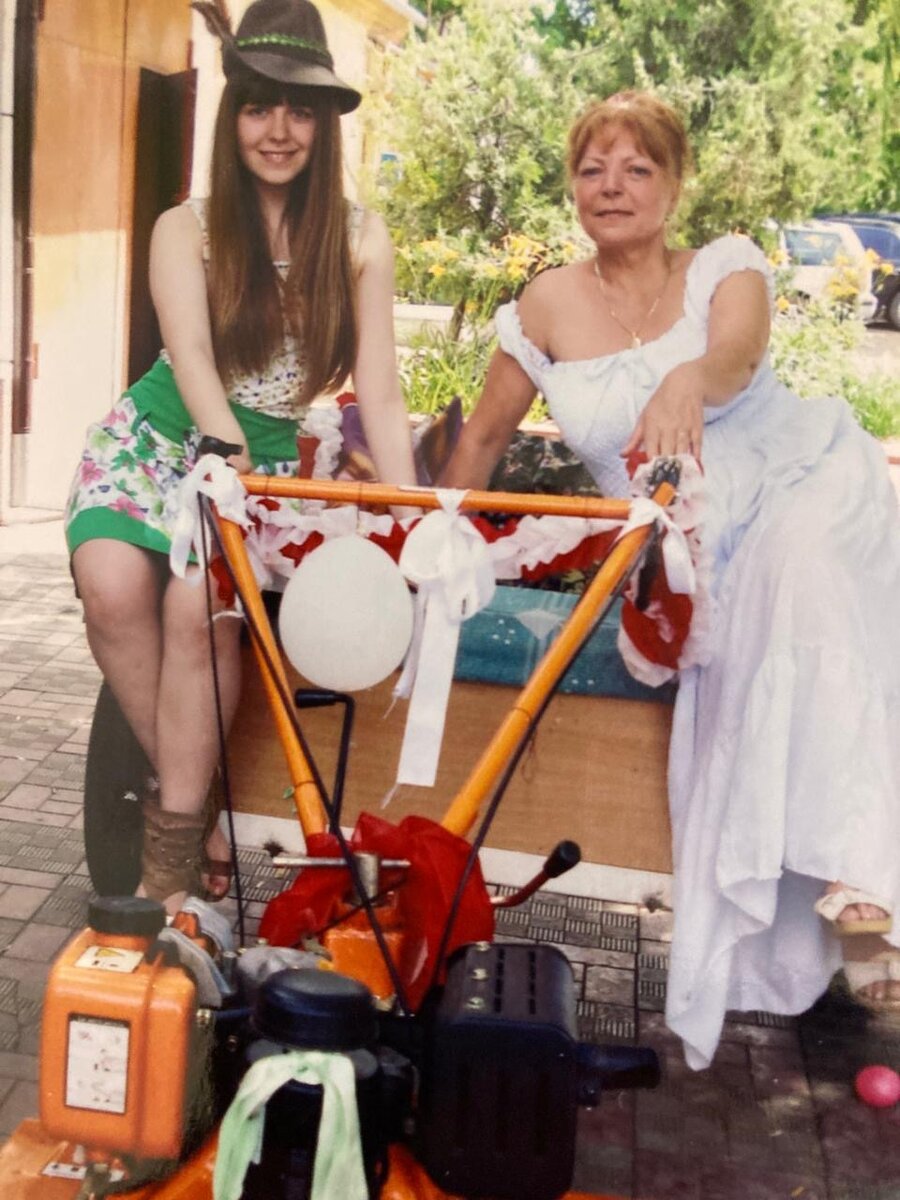 Фото автора. Я и внучка на молдавской свадьбе. На такой повозке зять должен катать тёщу)