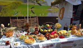 Картинка из интернета. Стол на молдавской свадьбе 