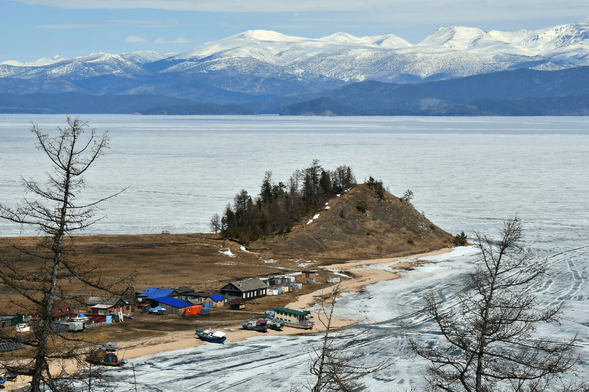 Рыбацкий поселок Катунь на полуострове Святой Нос на берегу Чивыркуйского залива с видом на Баргузинский хребет.