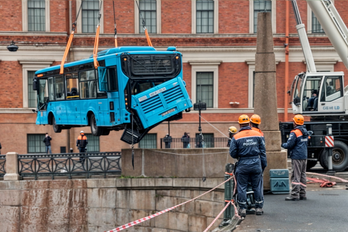 Трагедия на Поцелуевом мосту: как устаревшие автобусы, уставшие водители и фиктивные проверки убивают петербуржцев