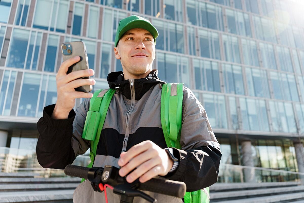 Стать курьером — хороший способ быстро заработать денег: работу найти легко, требования простые, зарплата сдельная📷
