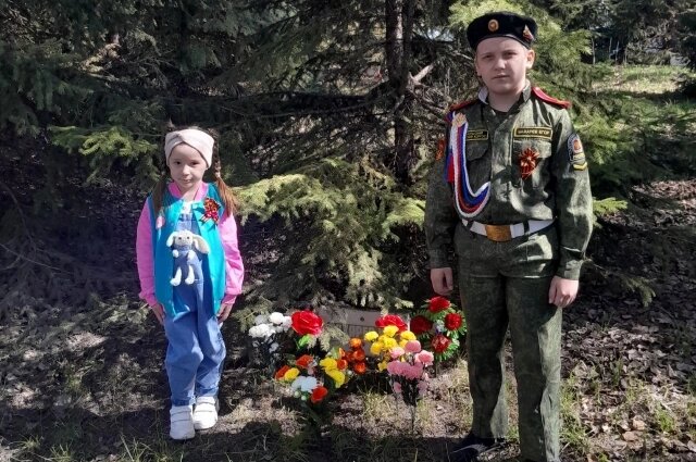    Егор с сестрой Машей у могилы прапрадедушки. Фото: личный архив
