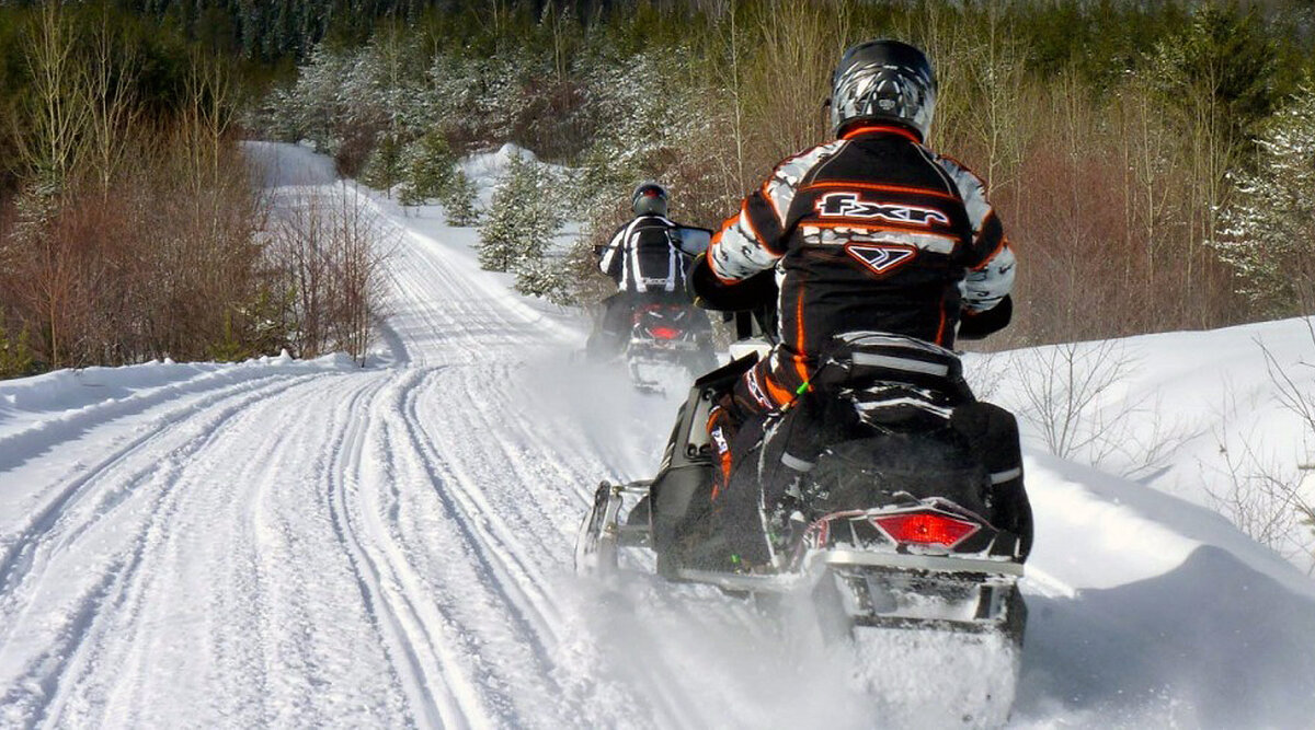 Многие владельцы утилитарных снегоходов выбирают накатанные трассы