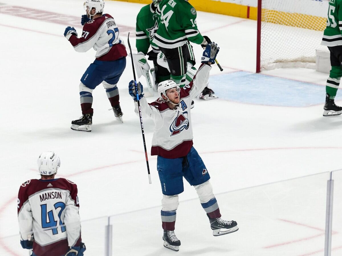    Хоккеист "Колорадо Эвеланш" Натан Маккиннон празднует гол© Фото : twitter.com/nhl