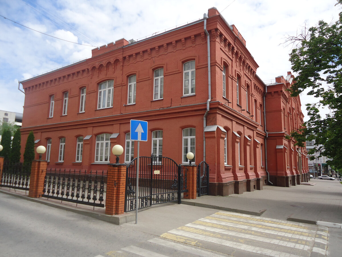 Здание конца XIX века, в котором находилась мужская классическая гимназия Его Королевского  Высочества Герцога Эдинбургского. Из архива автора.