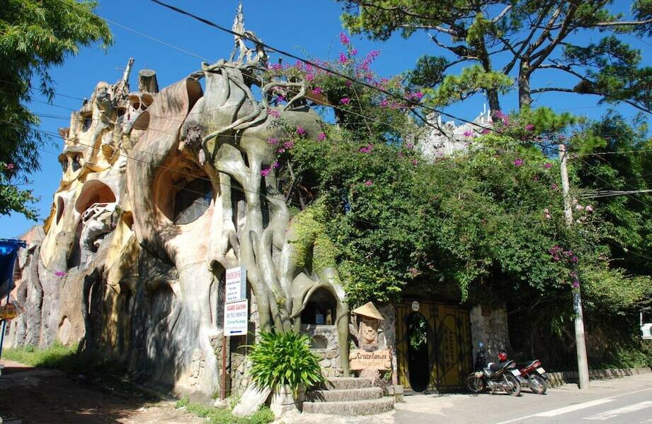 Crazy House просто невероятный, но при этом весьма бюджетный. На первый взгляд Вьетнам ― не та страна, где можно найти оригинальные отели.