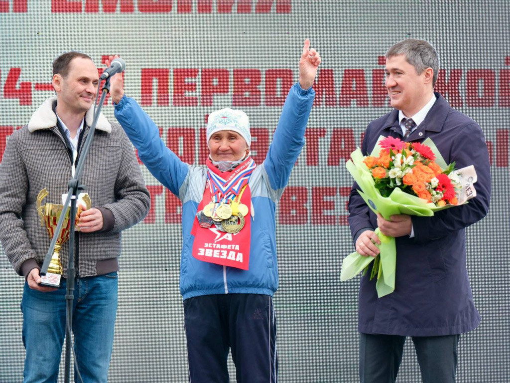 Глава региона Дмитрий Махонин готовится вручить цветы и памятный кубок «Королеве марафона», кунгурской бегунье Тамаре Георгиевне Федотовой