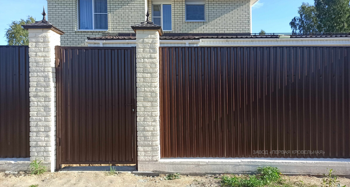 Забор их профнастила С8, цвет - шоколад RAL 8017