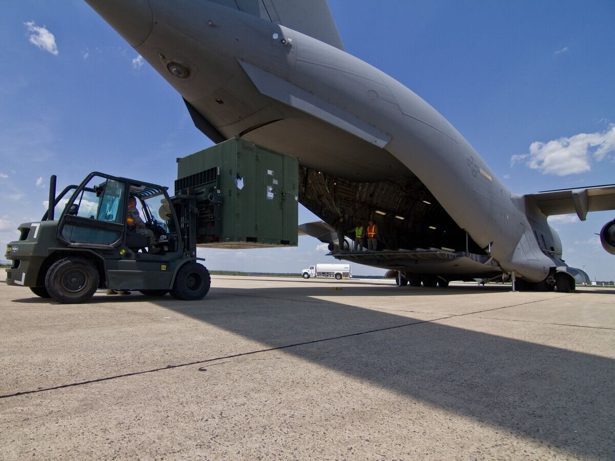 Грузовой самолет американских ВВС C-17 Globemaster IIICC0 / U.S. Air National Guard photo by Tech. Sgt. Matt Hecht/Released /