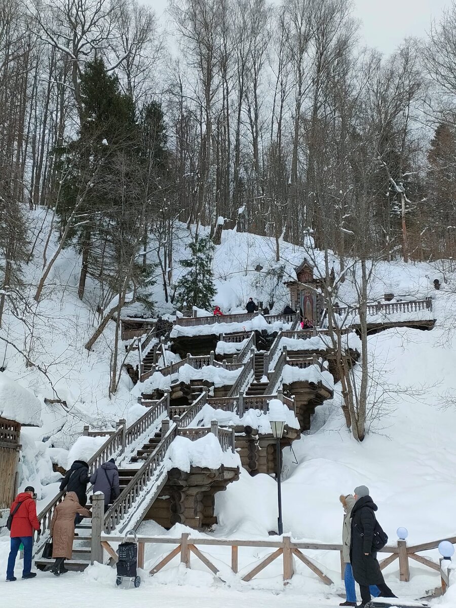 Вид на источник снизу 