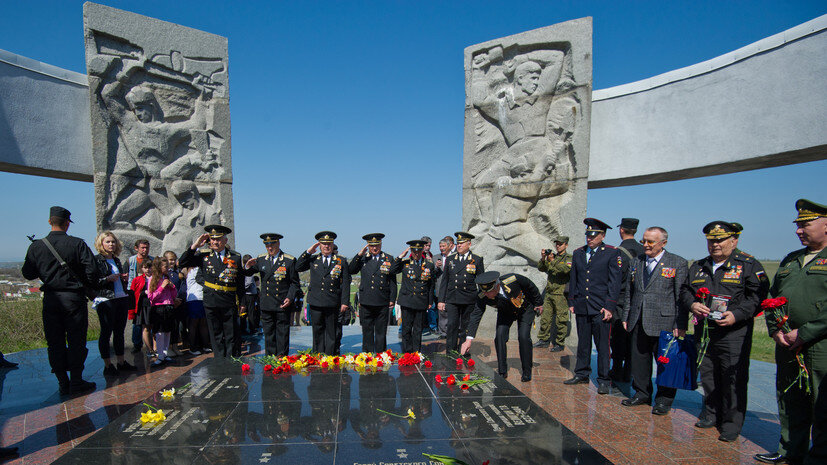    Возложение цветов и отдача воинских почестей в селе Геройское Сакского района Крыма у мемориального комплекса в честь девяти Героев Советского Союза РИА Новости Сергей Мальгавко