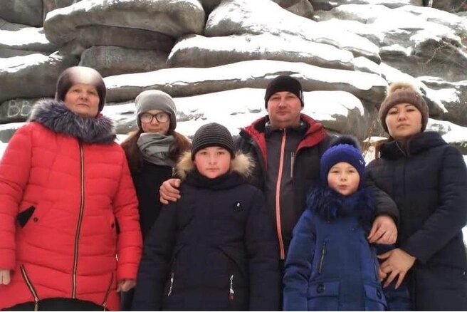 Карина, ее мама и старший брат с семьей, которые уже получили гражданство Источник: читатель E1.