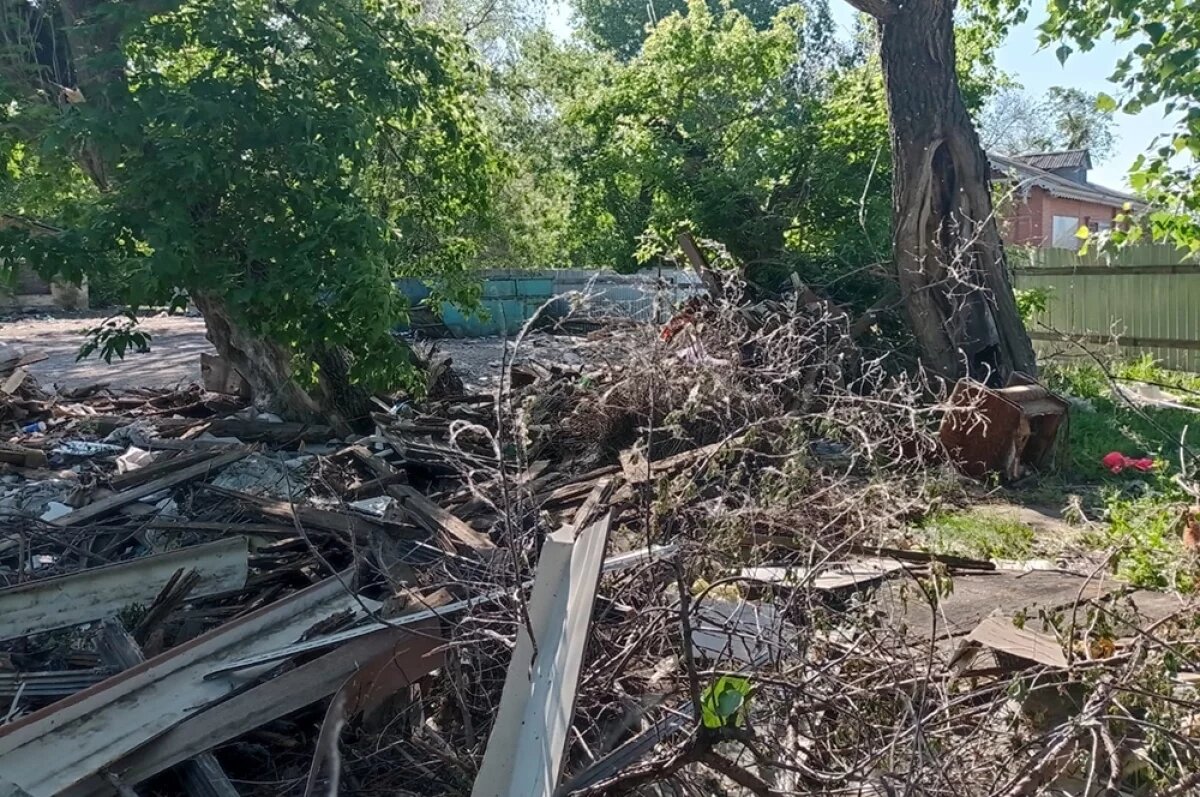    И это сейчас свалка после уборки к 9 Мая.