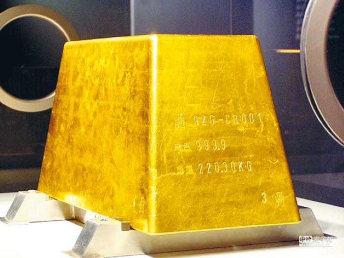 Второй в мире по размеру слиток золота массой 220,3 кг. Фото с сайта https://zolotodb.ru/