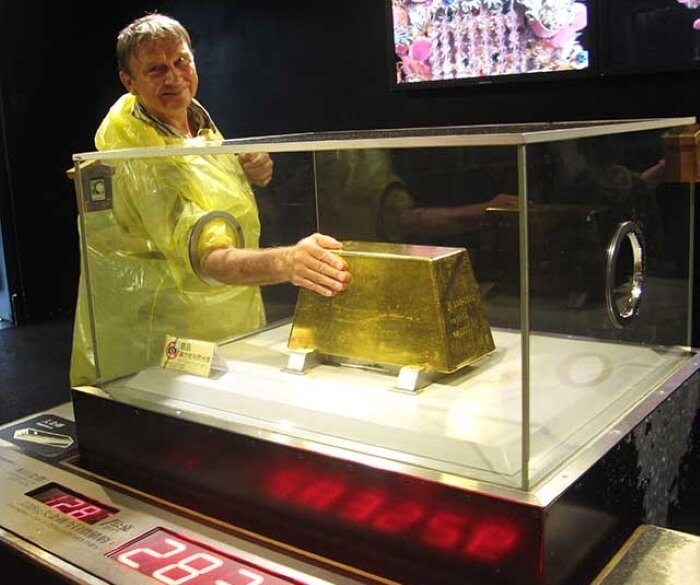Второй по размеру слиток золота в мире массой 220,3 кг. Фото с сайта https://zolotodb.ru/