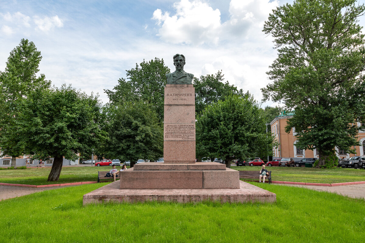 Памятник Клименту Аркадьевичу Тимирязеву на территории кампуса. Фото: Мой Район