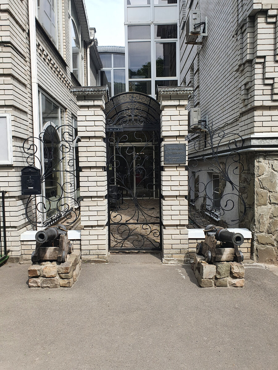 Входная дверь в гостиницу. Надо позвонить в домофон. Только так вам откроют дверь, когда вы заходите и даже, когда вы собираетесь выйти. Все через  консьержа на ресепшене. Немного напрягает.