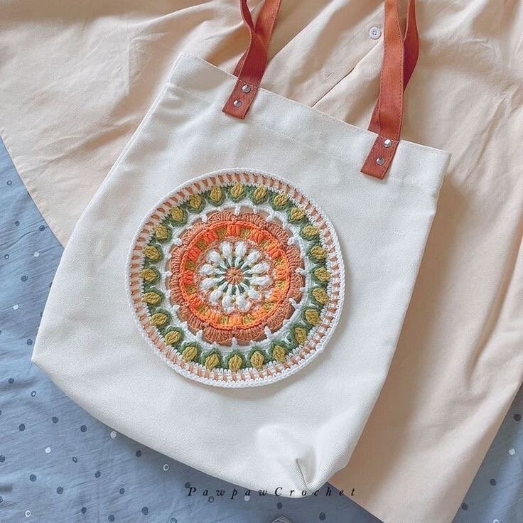 Фото Pawpawcrochet Часто для создания таких сумок выбирают белые салфетки или салфетки натуральных оттенков, но  хочется показать, что с цветным вариантом выглядит тоже очень классно!