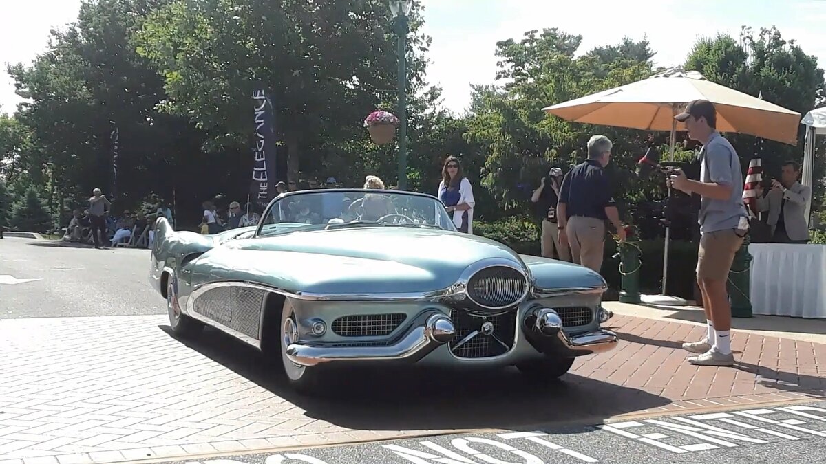 General Motors LeSabre 1951 со сложенной крышей и выключенными фарами / Фото с просторов интернета